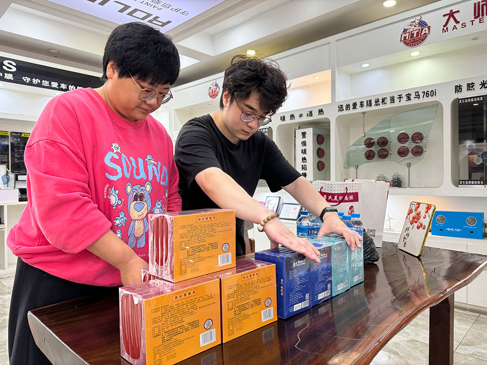 5月22日百年董氏携手鸿达车里巴巴，为全市司机免费贴敷膏Yao，献爱心送健康！大型公益活动正式拉开帷幕。 