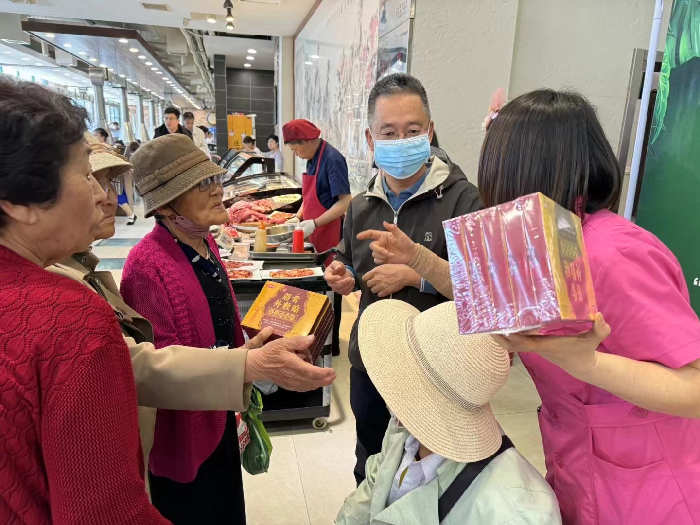 5月12号是母亲节，百年董氏公司和金刚山联手献爱心送健康 