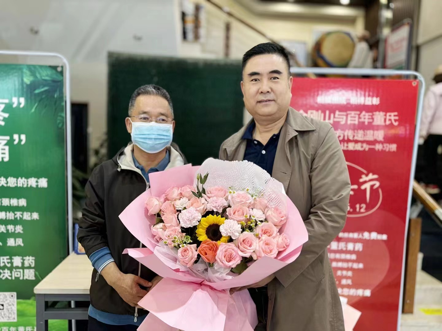 5月12号是母亲节，百年董氏公司和金刚山联手献爱心送健康 