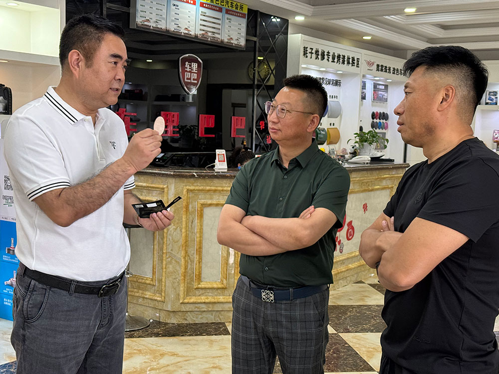 5月22日百年董氏携手鸿达车里巴巴，为全市司机免费贴敷膏Yao，献爱心送健康！大型公益活动正式拉开帷幕。 