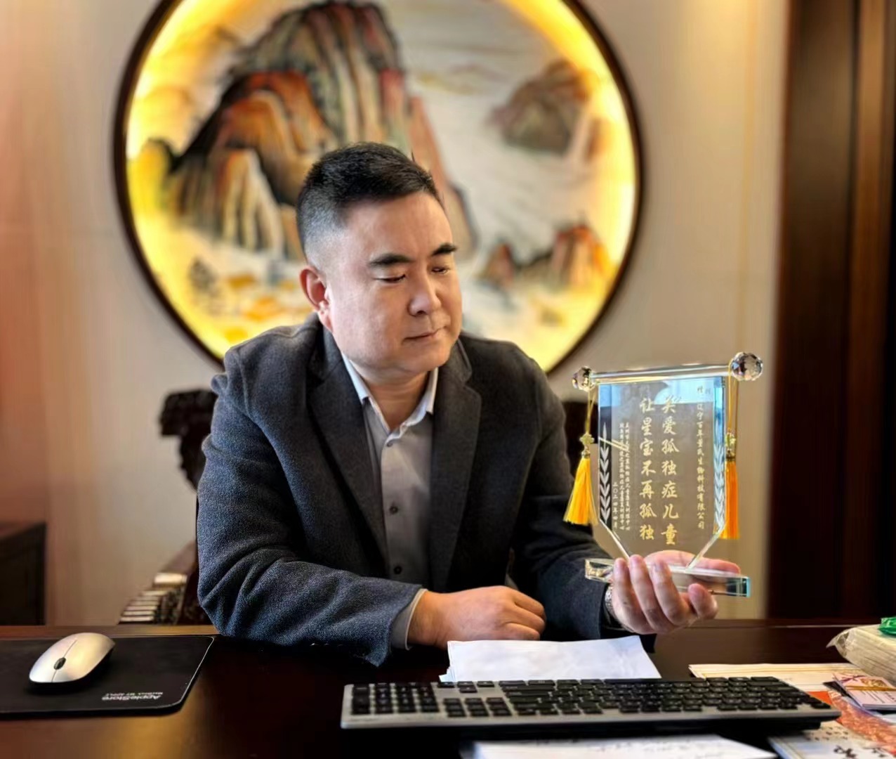 4月2日是第十七个世界孤独症日，百年董氏作为有着深厚责任感的企业，为孤独症儿童送去爱心捐赠物品 