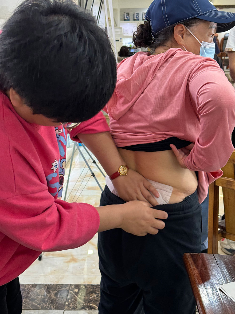 5月22日百年董氏携手鸿达车里巴巴，为全市司机免费贴敷膏Yao，献爱心送健康！大型公益活动正式拉开帷幕。 