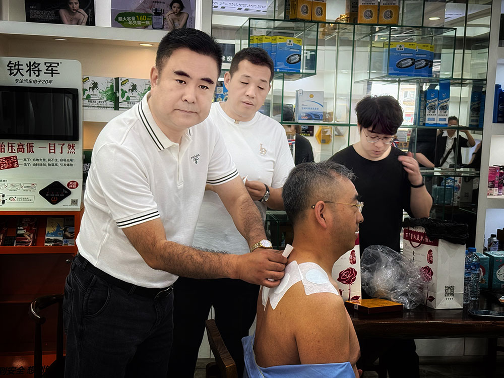 5月22日百年董氏携手鸿达车里巴巴，为全市司机免费贴敷膏Yao，献爱心送健康！大型公益活动正式拉开帷幕。 